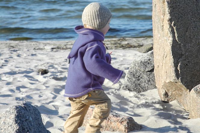 Kind spielt am Ostseestrand